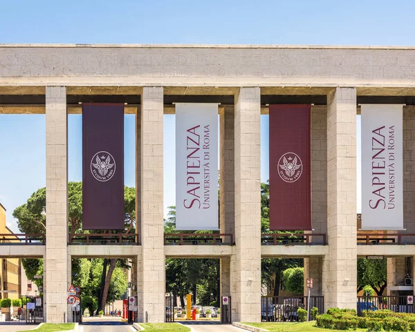 Entrada principal de la Universidad Sapienza de Roma — Foto de Stock