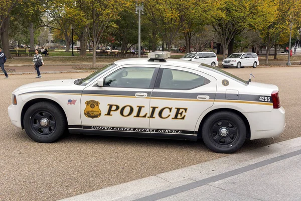 백악관 앞에서 펜실베니아 애비뉴에 미국 비밀 경찰 차 — 스톡 사진