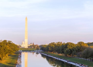 Washington Anıtı ve yansıtan havuzu