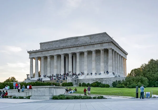Turistas en el Lincoln Memorial en Washington DC — Foto de Stock