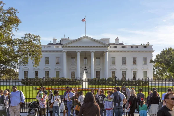 Turistas em frente à Casa Branca — Fotografia de Stock
