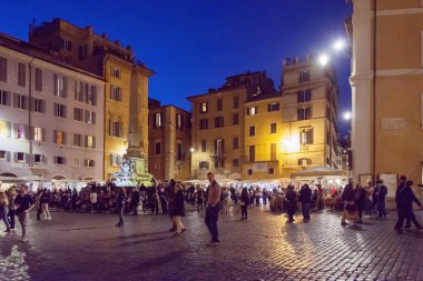 turistler Roma'daki Piazza Della Rotonda (Pantheon) yürüyüş