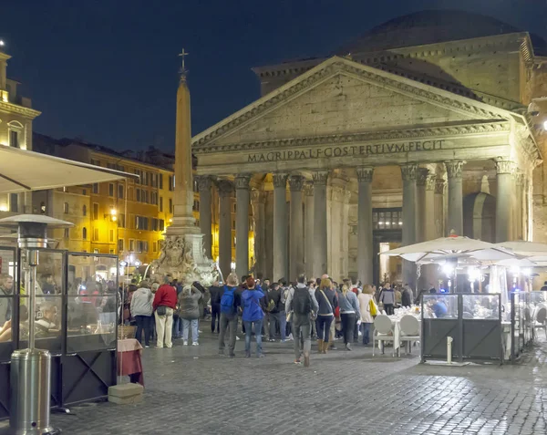 Pantheon at night with open restaurants — Stock Photo, Image