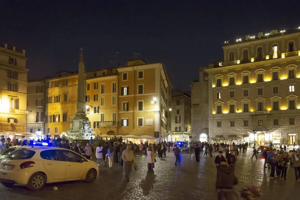 Turistas em Piazza della Rotonda (Panteão ) — Fotografia de Stock