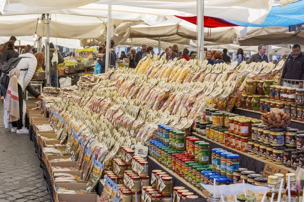 Stort urval av pasta på marknaden — Stockfoto