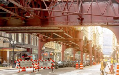 Yol kapalı işaret altında Chicago yükseltilmiş metro