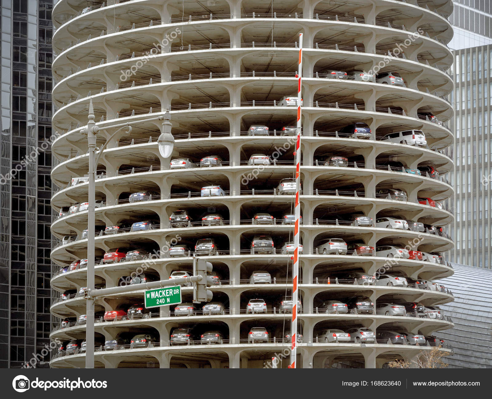 Edificio torre de estacionamiento Torre Marina de la ciudad