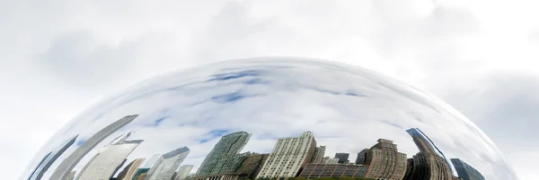 Stavby z Chicaga odráží na Cloud Gate — Stock fotografie