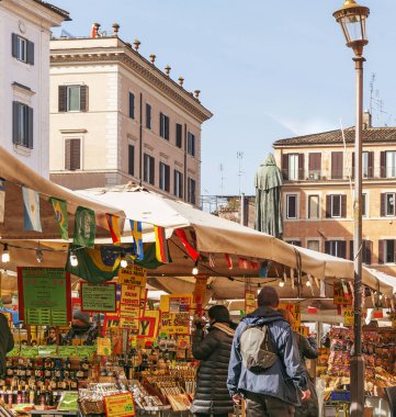 Sahne frome Roma'da Campo de Fiori tarihi semt pazarı