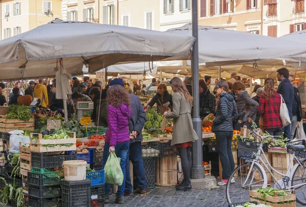 Escena del histórico mercado callejero Campo de Fiori en Roma —  Fotos de Stock