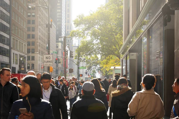 Nueva York, EE.UU., 1 de noviembre de 2016: multitud de personas caminando por la famosa quinta avenida — Foto de Stock