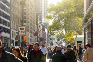 ünlü Beşinci Cadde yürüyen insan kalabalığı