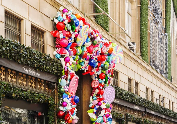 Fifth Avenue'nin lüks alışveriş tatil dekorasyon