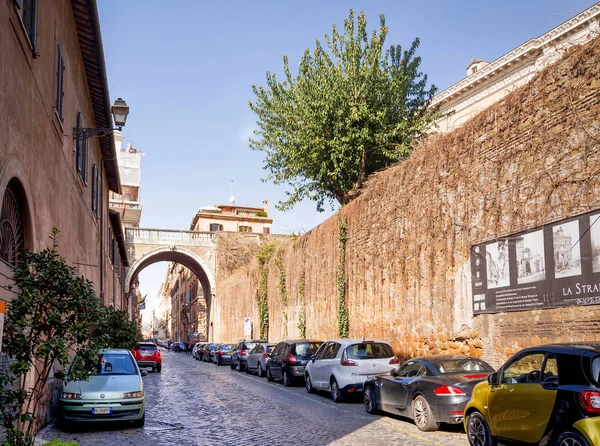Autos, die entlang der antiken Via Giulia in Rom geparkt sind — Stockfoto