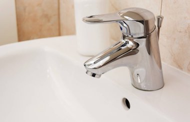 Beyaz bir lavabo musluk