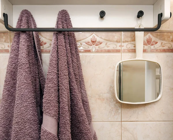 Objetos colgantes en el baño: dos toallas y un espejo blanco — Foto de Stock