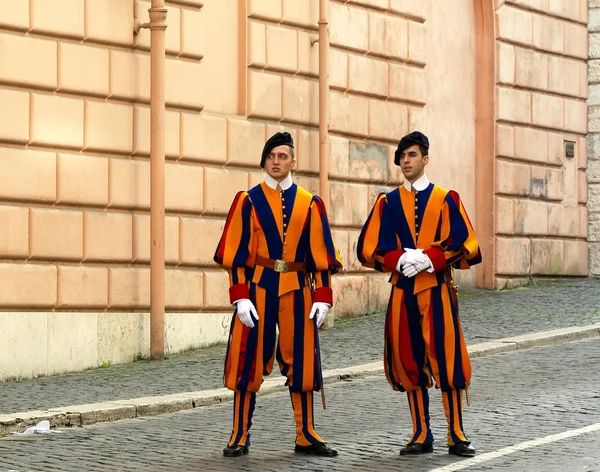 Dva švýcarské Gardě v Vatican City — Stock fotografie