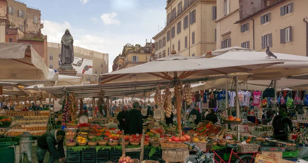 Mercado tradicional de comida al aire libre de Campo de Fiori en Roma —  Fotos de Stock