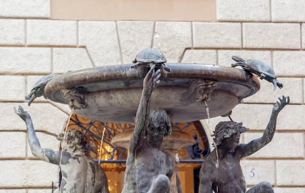 The Fontana delle Tartarughe (Фонтан Черепахи) в Риме — стоковое фото