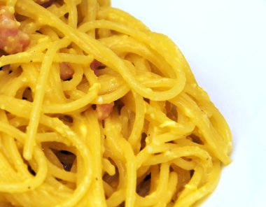 Spagetti alla carbonara pastırma, yumurta ve biber ile