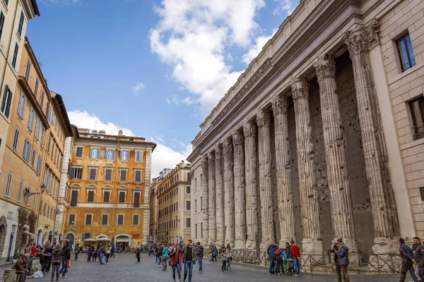 Il Tempio di Adriano in Piazza di Pietra, Roma, Italia — Foto Stock