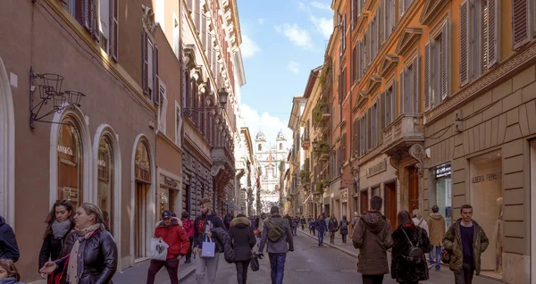 La via dello shopping di lusso via dei Condotti a Roma — Foto Stock