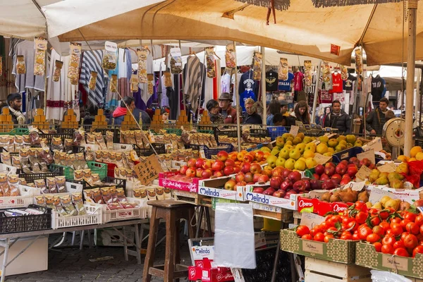 Frutta e verdura in vendita nel mercato pubblico — Foto Stock