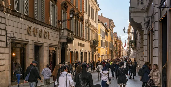 Persone passeggiando lungo l'elegante viale dello shopping Via di Condotti — Foto Stock