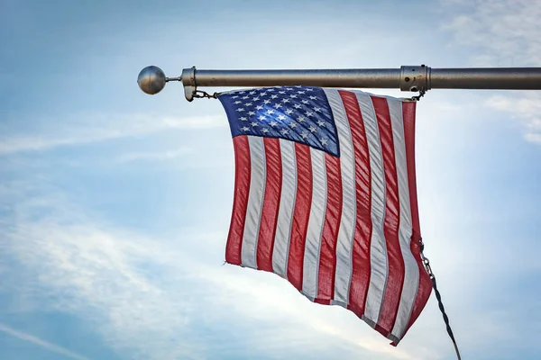 Bandera americana colgante con alambres de acero —  Fotos de Stock