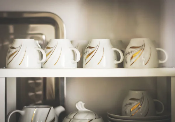Nahaufnahme von weiß dekorierten Kaffeetassen — Stockfoto