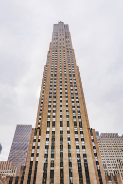 Rockefeller Center gökdelenin alttan görünüm