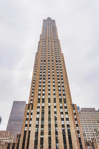 Blick von unten auf den Wolkenkratzer im Rockefeller Center — Stockfoto