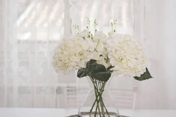 Un mazzo di fiori bianchi in un barattolo di vetro — Foto Stock