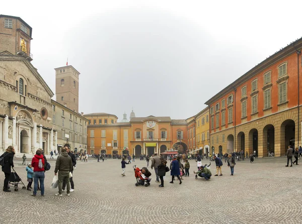 レッジョ ・ エミリアのドゥオーモ (今広場プランポリーニ) のパノラマ ビュー — ストック写真