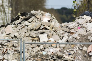 İnşaat alanında enkaz yığını