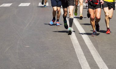 Koşucular şehir maraton sırasında bir grup detay