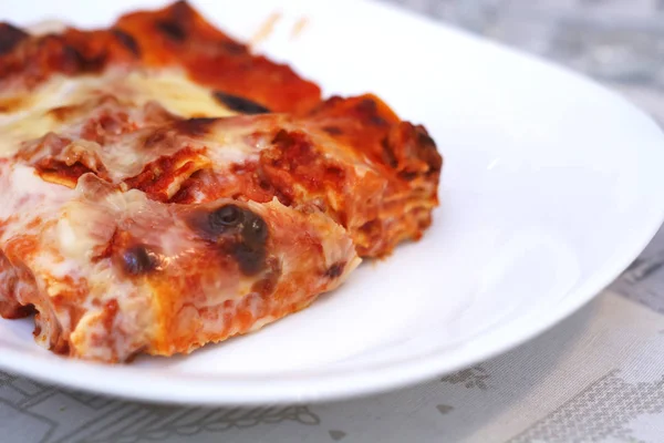 Nahaufnahme einer Portion Lasagne — Stockfoto