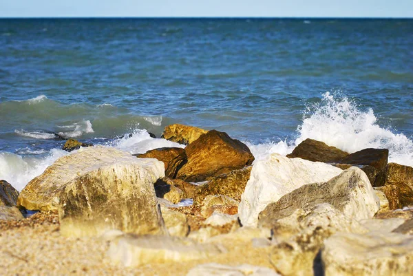 White rocks hit by large foamy waves — Stock Photo, Image