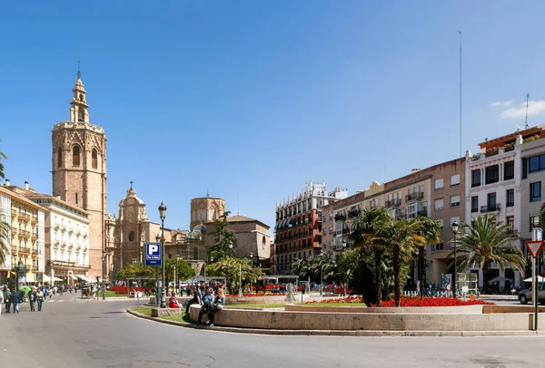 Plaza de la Reina w Walencji w Hiszpanii, z wieży katedry i dzwon w oddali — Zdjęcie stockowe