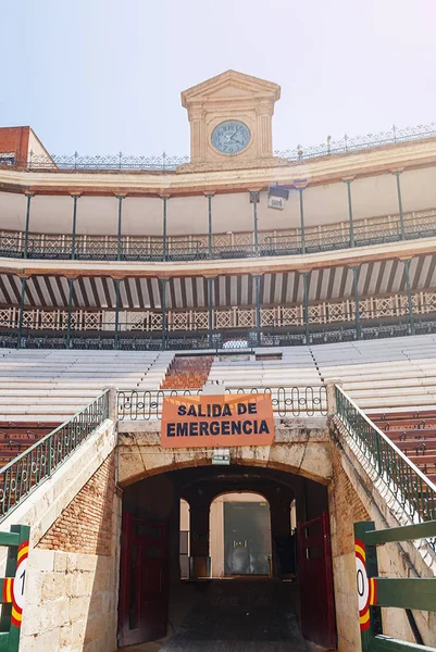 Acil çıkış kapısı ve eski saat İspanyolca Arena ile standları — Stok fotoğraf