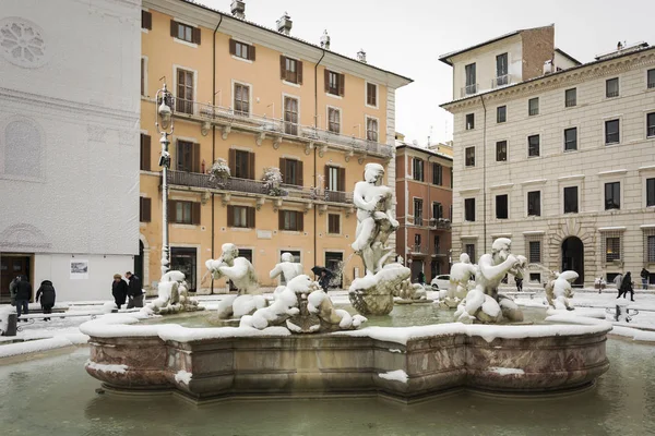 Der berühmte moorbrunnen (fontana del moro) auf der piazza navona nach dem ungewöhnlichen schneefall vom 26. februar 2018 in rom — Stockfoto