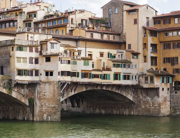 Firenzessä sijaitsevan kuuluisan Ponte Vecchion (vanha silta) kaaren yksityiskohdat — kuvapankkivalokuva