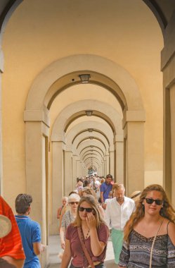 Floransa'da Uffizi Müzesi yakınındaki ünlü Vasari Koridor turistler akın