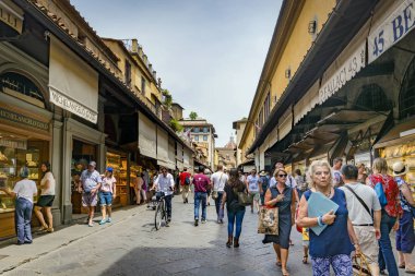 turistler ve ünlü Ponte Vecchio Floransa, İtalya boyunca yürüyüş