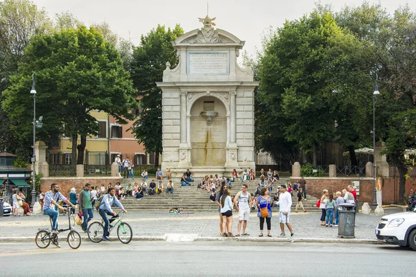 Turistas en Piazza Trilussa en Trastevere, Roma — Foto de Stock