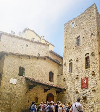 turistler müze evi Dante Alighieri Floransa'da girmek için bekleyen sıraya alındı