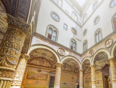 Palazzo Vecchio Floransa'da bir şekilde dekore edilmiş sütunlarla avlu içinde kemerler ve freskler