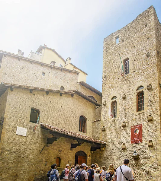 Tourists queued up waiting to enter the museum house of Dante Alighieri in Florence — Stock Photo, Image