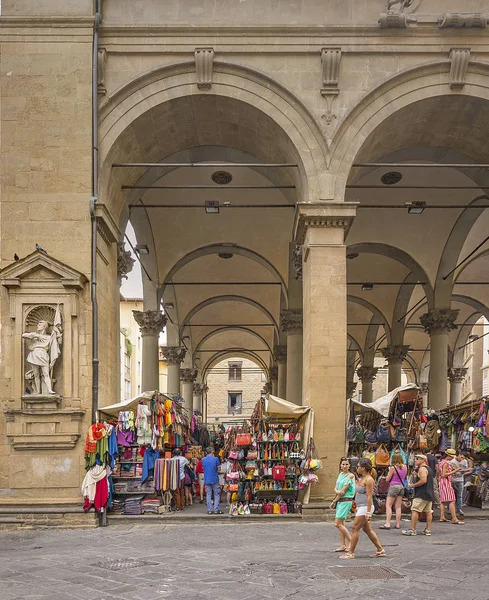Passeggiate turistiche e shopping nello storico Mercato del Porcellino di Firenze — Foto Stock