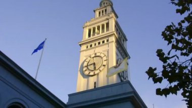San Francisco ünlü feribot Binası kulenin altında yürüyen insanlar